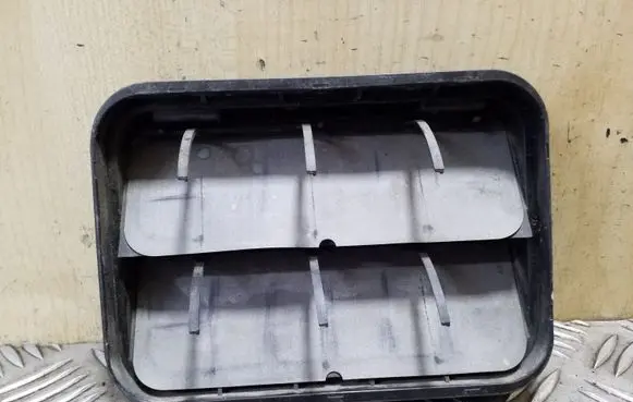 Quarter panel pressure vent