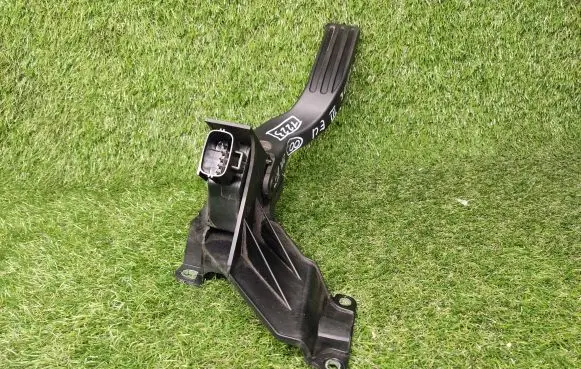 Ford Mondeo Mk III Accelerator throttle pedal 1S719F836BB