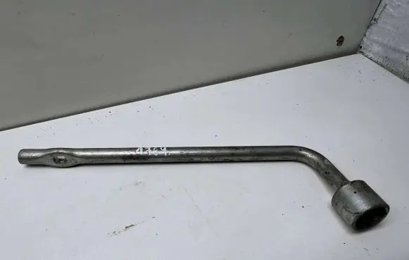 Nissan X-Trail T31 Wheel nut wrench 