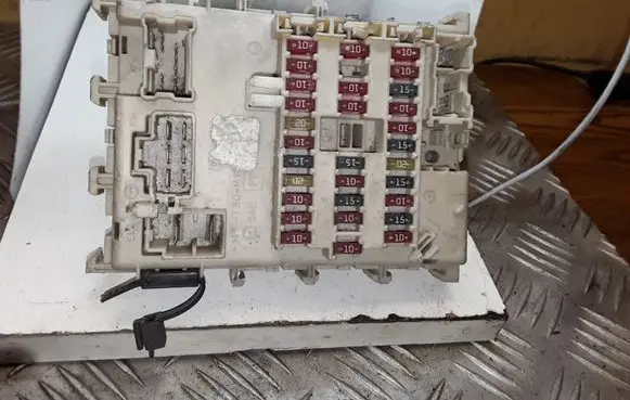 Nissan Primera Fuse module NOCODE