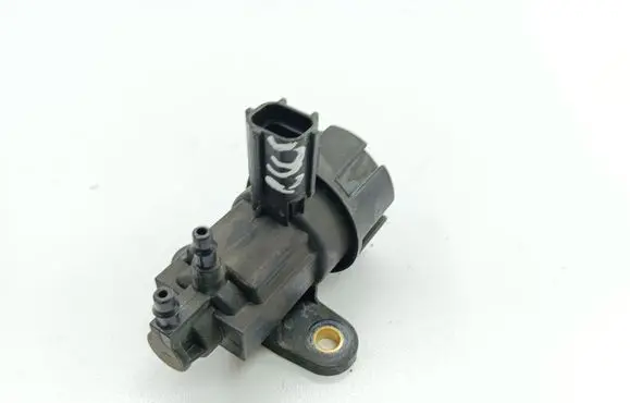 Ford Mondeo MK II Vacuum valve F63E9J459