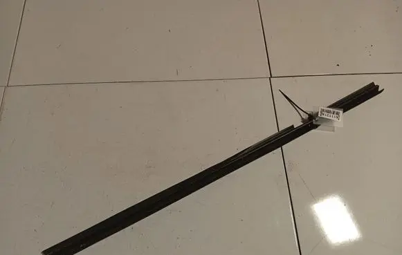 Volkswagen Golf V Front door glass trim molding 