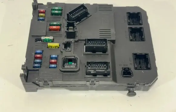Peugeot 206 Fuse module 9646777380 BSIE02