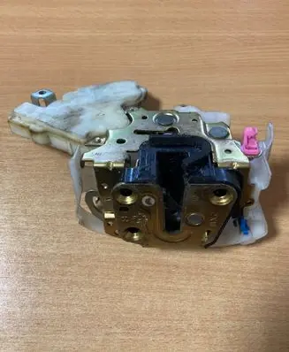 Subaru Impreza II Front door lock 61100FE000 0892043A
