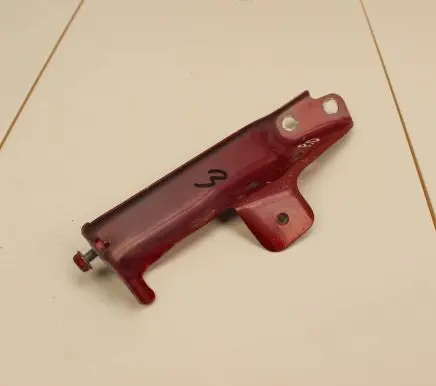Nissan X-Trail T32 Fender mounting bracket