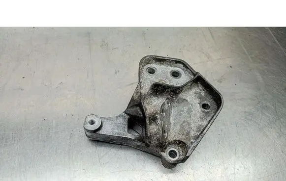 Volvo S40, V40 Engine mounting bracket 9146053