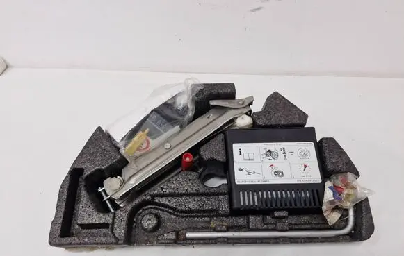 Mercedes-Benz C W203 Tool set 