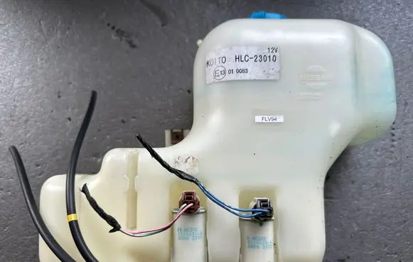 Nissan Patrol Y61 Windshield washer fluid reservoir/tank 28911VC800