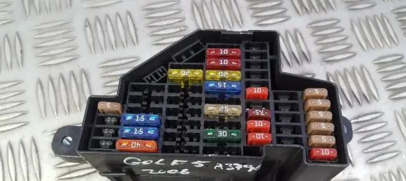 Volkswagen Golf V Fuse box set