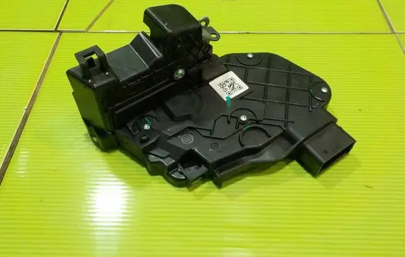 Ford Ka Front door lock 240015003 7AB5