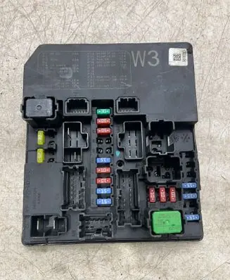 Nissan Leaf I (ZE0) Fuse module 284B73NE3A 521772F07 3451022387