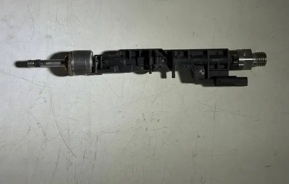 BMW M5 F90 Fuel injector 7852362