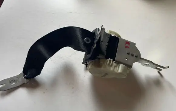 BMW 5 E60 E61 Rear seatbelt 33035173 33061255