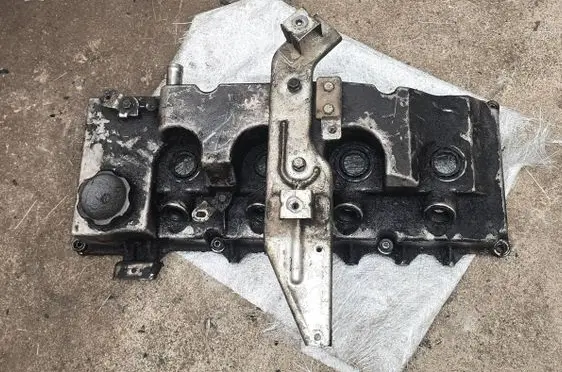 Mitsubishi Pajero Rocker cam cover 