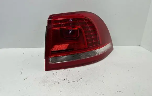 Volkswagen Touareg II Rear/tail lights 7P6945208