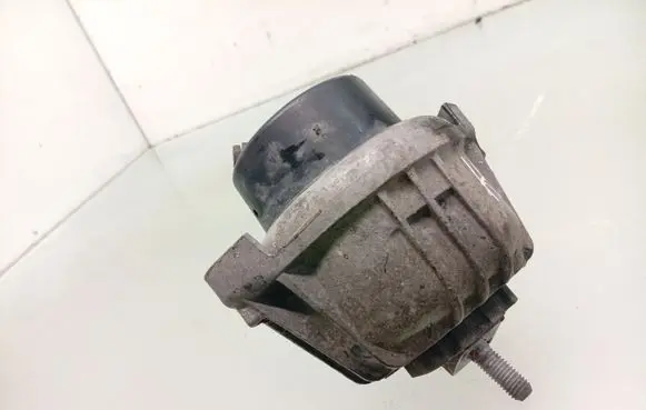 BMW 1 E81 E87 Engine mount bracket 13981112