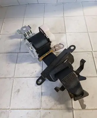 Middle seatbelt (rear)