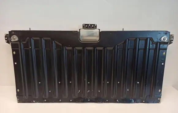Center/middle under tray cover