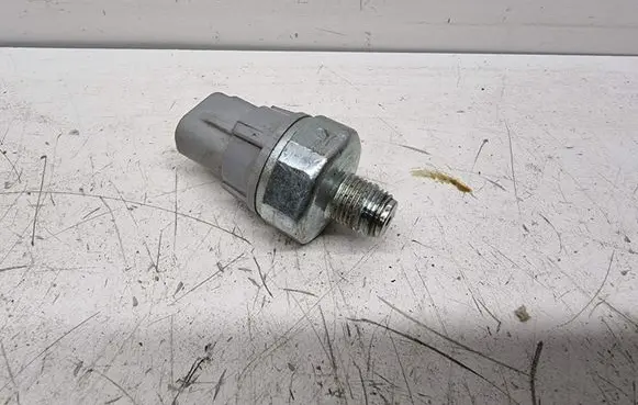 Toyota RAV 4 (XA40) Oil pressure sensor 8353028020