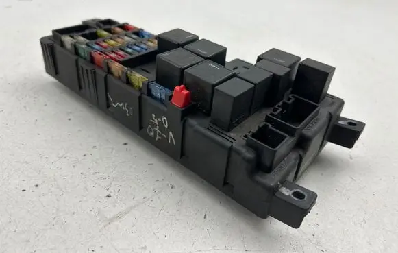 Volvo V70 Fuse module 8637841 518717004 011203114403