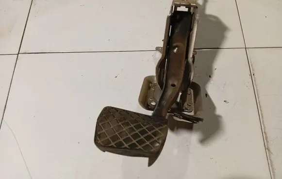 Volkswagen PASSAT B6 Brake pedal 1K1723057AD