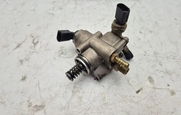 Volkswagen Golf VI Fuel injection high pressure pump