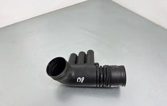 Volkswagen PASSAT B8 Air intake hose/pipe 04E129651C