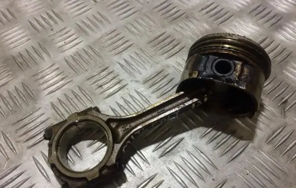 Mitsubishi Colt Piston with connecting rod