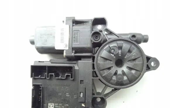 Volkswagen PASSAT Front door window regulator motor 3AA959702A
