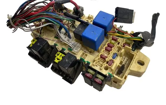 Mitsubishi Pajero Fuse module MR445951B