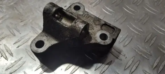 Nissan Primera Engine mounting bracket