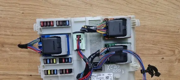 Volvo XC70 Fuse module BG9T14C256GA 31327996AA