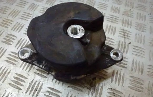 Honda CR-V Engine mount bracket