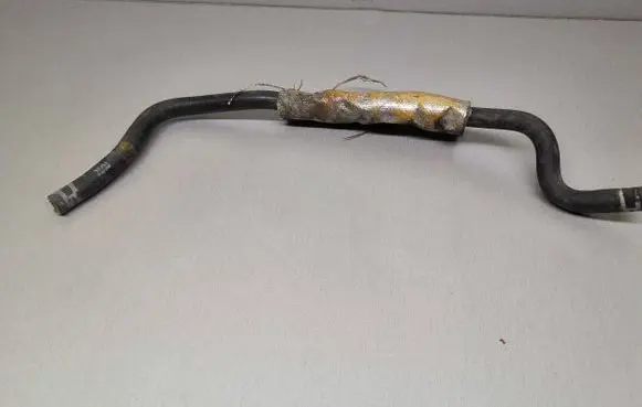 Volkswagen PASSAT B5.5 Engine coolant pipe/hose 058121471B
