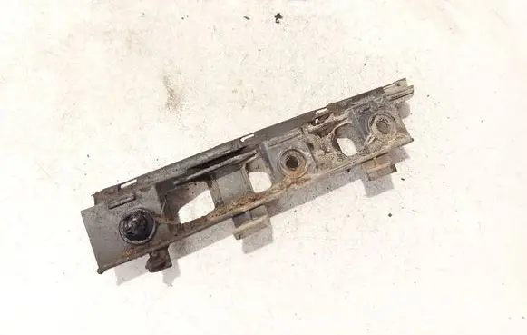 Front bumper mounting bracket