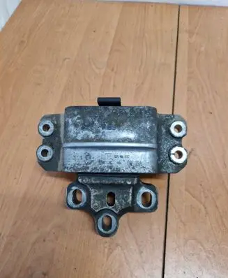 Volkswagen PASSAT B6 Engine mount bracket 3C0199555