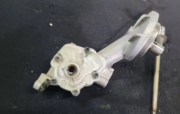 Audi A5 8T 8F Oil pump 059115105AJ