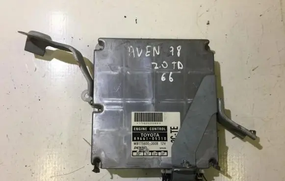 Toyota Avensis T220 Engine control unit/module 8966105310 mb175800200812v