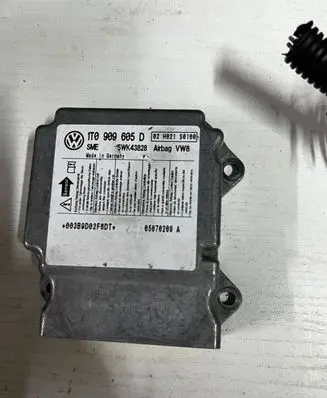 Volkswagen Touran I Airbag control unit/module 1T0909605D 5WK43828