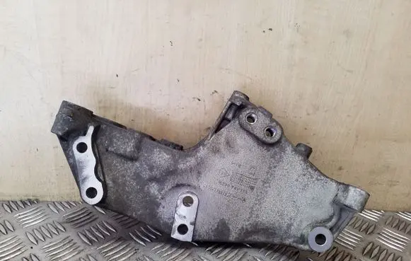 Opel Vivaro Engine mounting bracket 8200741758