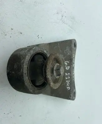 Toyota RAV 4 (XA30) Engine mount bracket