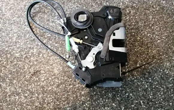 Toyota Urban Cruiser (XP110) Front door lock