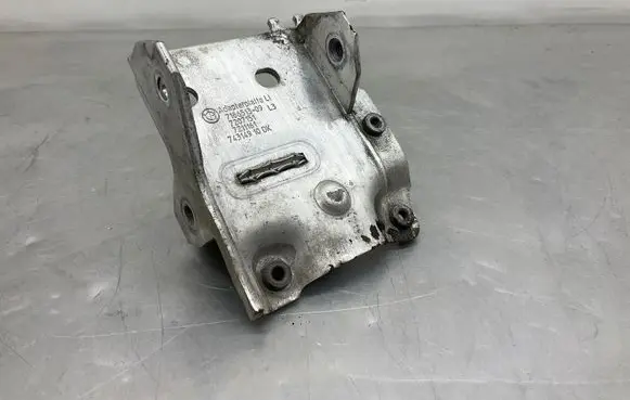 BMW 5 F10 F11 Radiator mount bracket 7186513