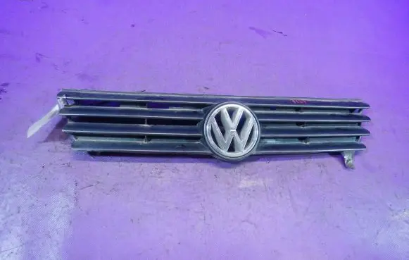 Volkswagen PASSAT B4 Front bumper upper radiator grill 3A0853653B