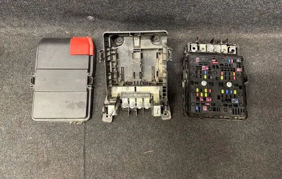 Jeep Grand Cherokee WL Fuse box set 68347002AE 68347011AC 524215221D1