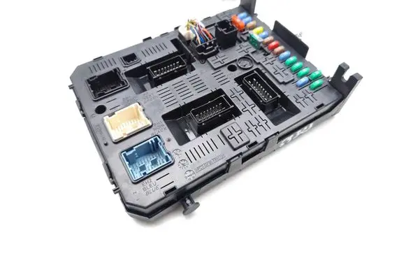 Peugeot 3008 I Fuse module 966405878002