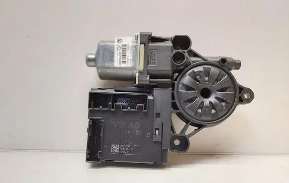 Volkswagen PASSAT B7 Front door window regulator motor 3C0959792B