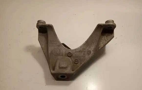 BMW 5 G30 G31 Engine mounting bracket 21038310 ENAC46000