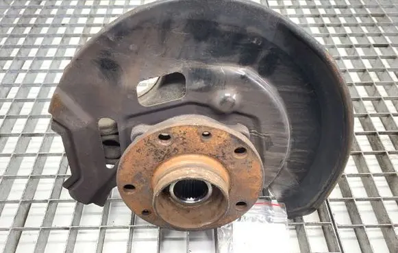 Nissan Qashqai Front wheel hub spindle knuckle 