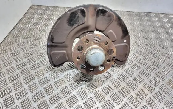 Mercedes-Benz E W212 Front wheel hub 2123305500 281030403 110330102932